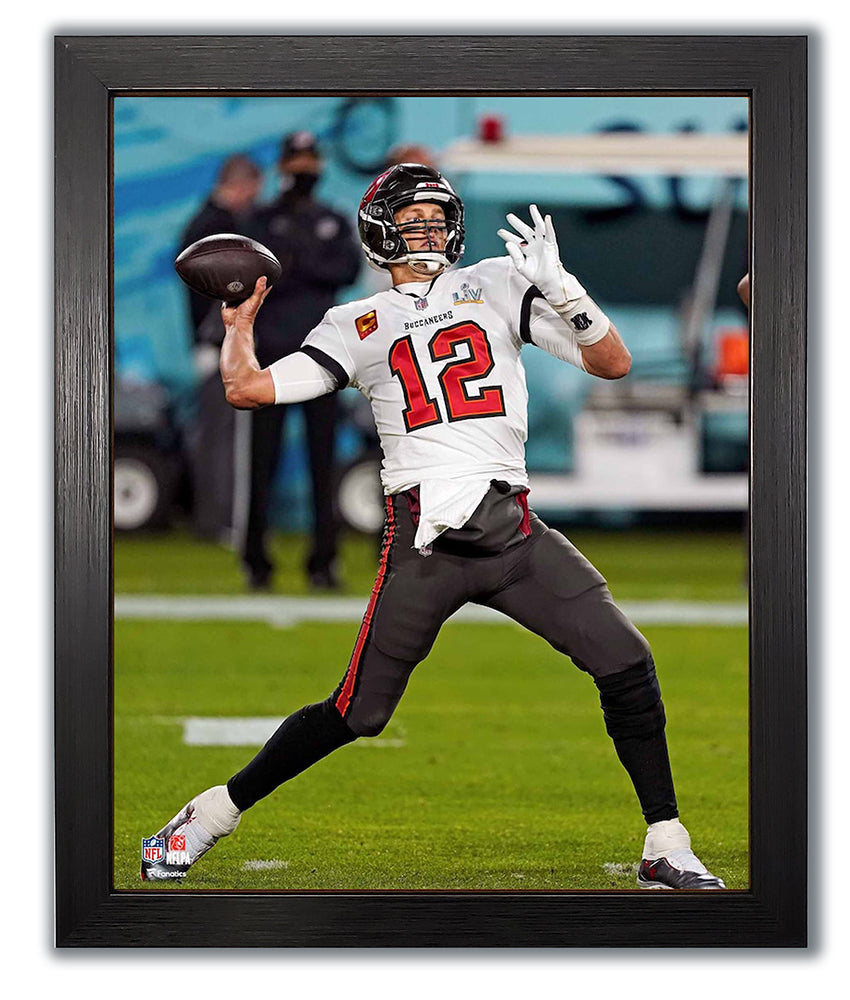 Tampa Bay Buccaneers Quarterback Tom Brady 8x10 Action Photo Picture In The  Dark Uniform