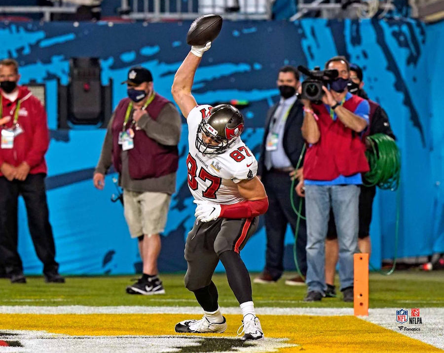 The Tampa Bay Buccaneers Rob Gronkowski Spikes The Ball During S.B. LV 8x10 Photo