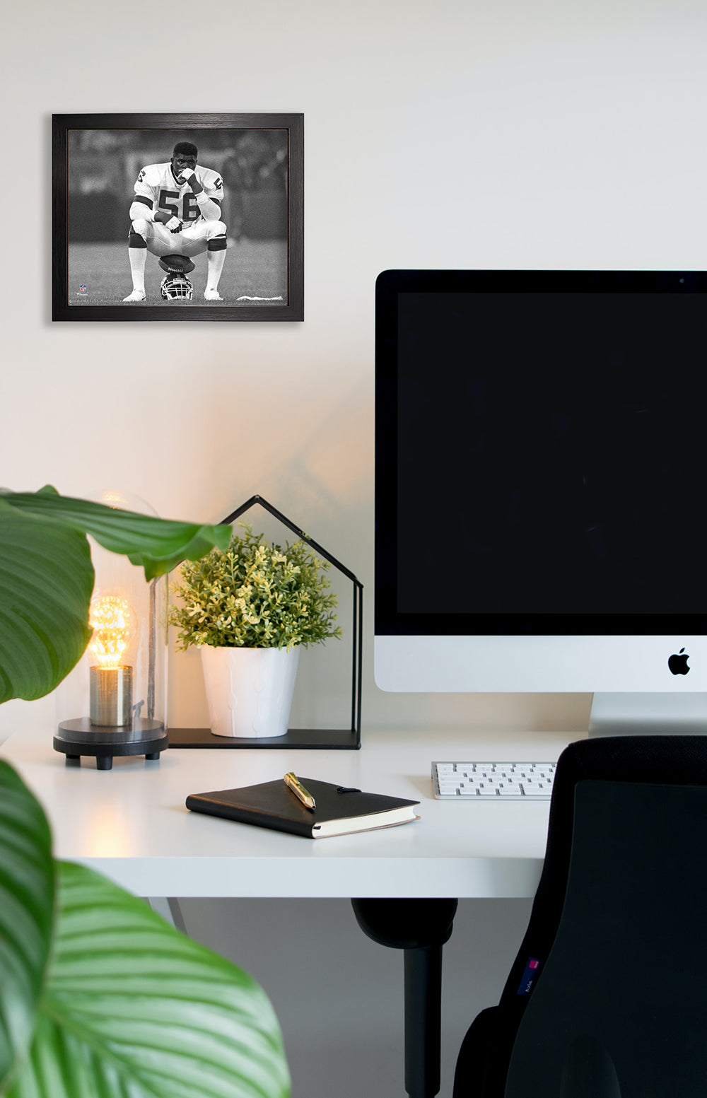 The New York Giants Lawrence Taylor Takes A Breather 8x10 Framed Photo