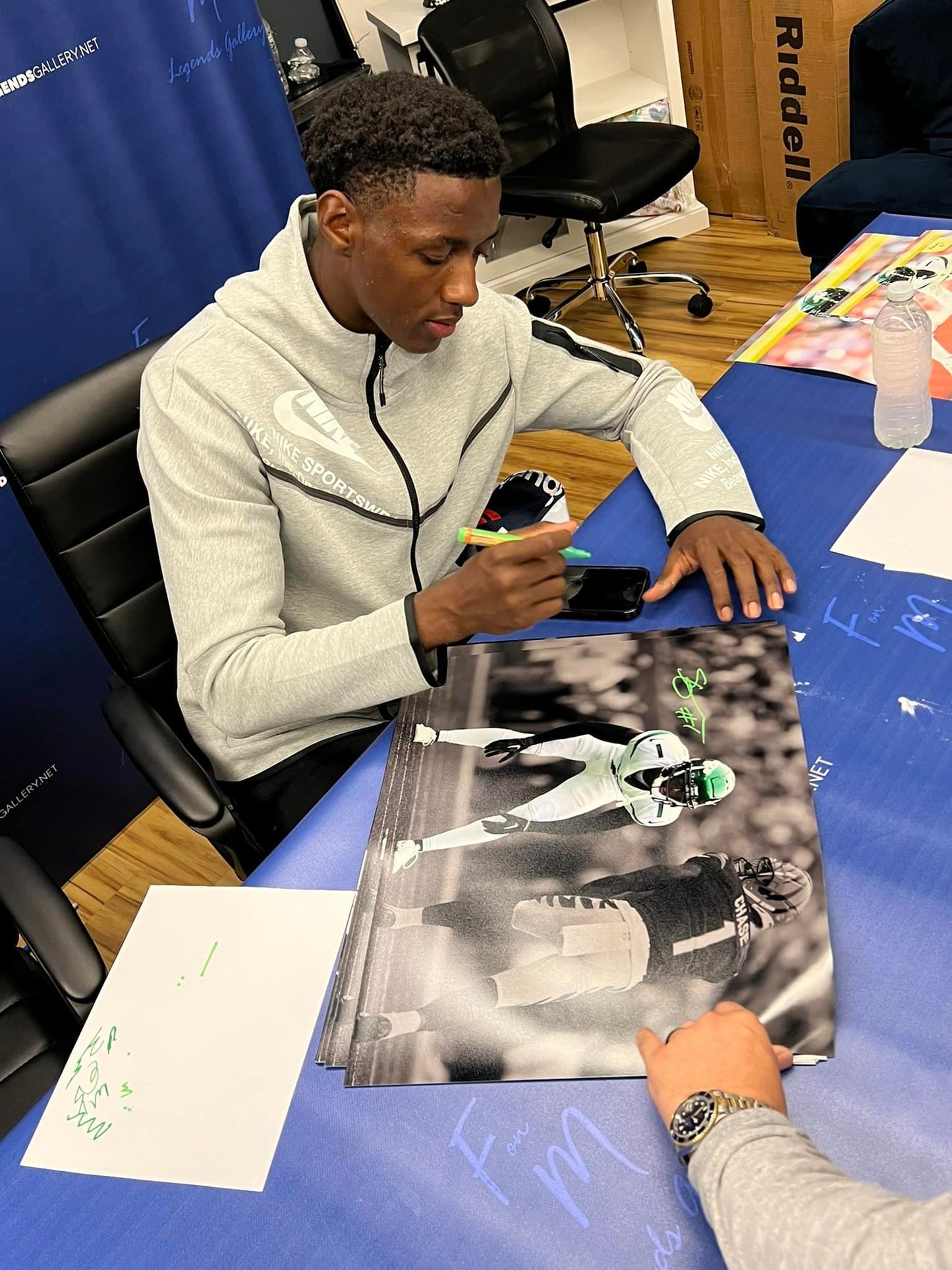 New York Jets Sauce Gardner Spotlight Photo Autographed In Jets Green Paint Pen 8x10 Photo Picture