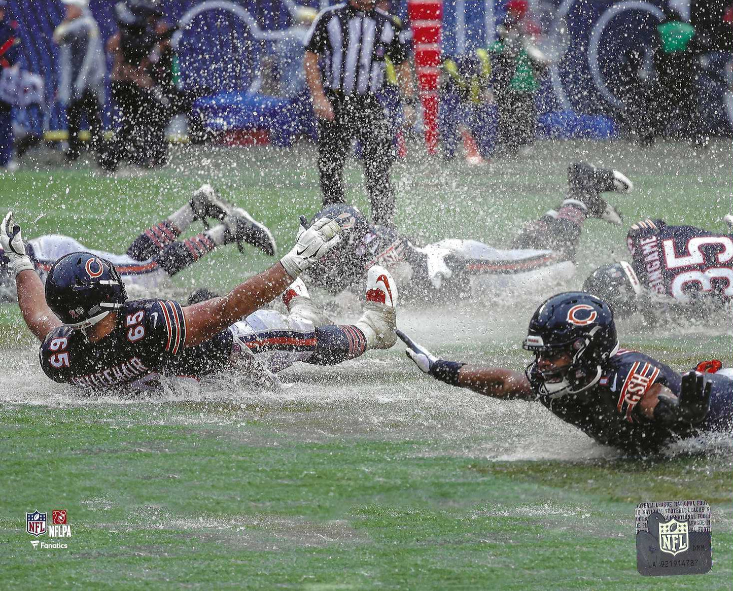 Chicago Bears Star Quarterback Justin Fields & Team Sliding In The Rain 8x10 Photo Picture