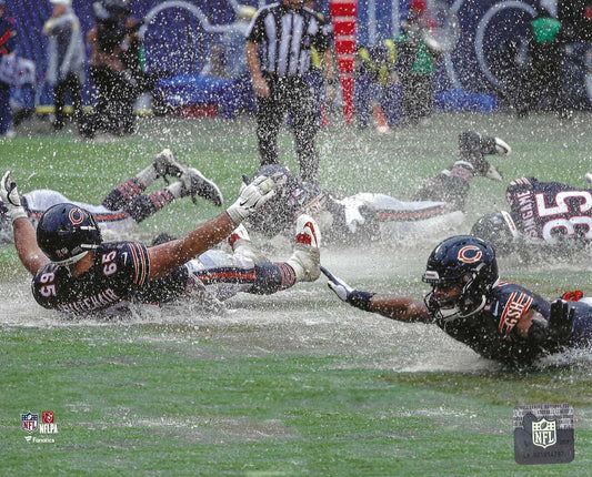Chicago Bears Star Quarterback Justin Fields & Team Sliding In The Rain 8x10 Photo Picture