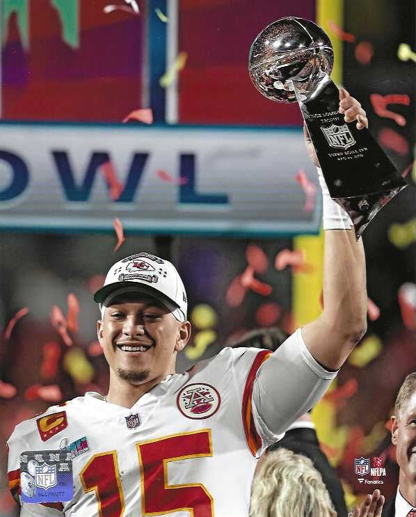 Kansas City Chiefs Patrick Mahomes Holds Up The Super Bowl Trophy During Super Bowl LVII (57) 8x10 Photo Picture