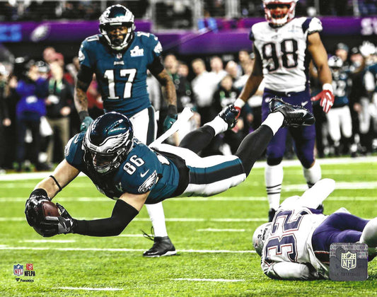 Philadelphia Eagles Zach Ertz Scores a Touchdown During S.B. 52. 8x10 Photo Picture