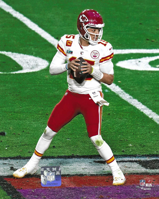 Kansas City Chiefs Patrick Mahomes Drops Back To Pass During Super Bowl LVII (57) 8x10 Photo Picture