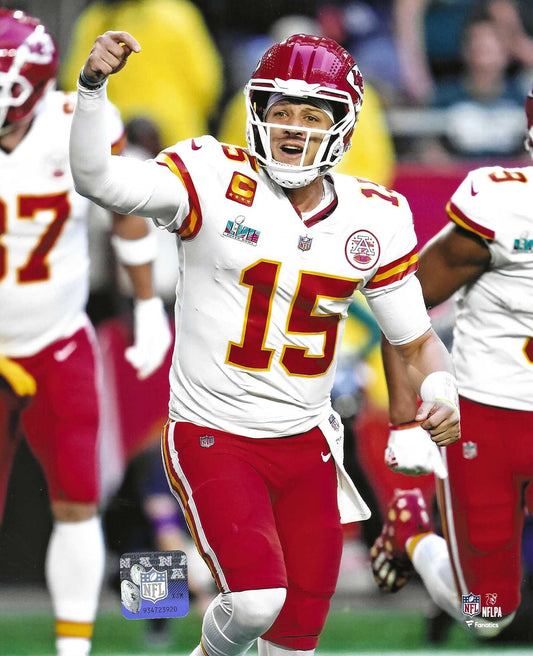 Kansas City Chiefs Patrick Mahomes Celebrates During Super Bowl LVII (57) 8x10 Photo Picture