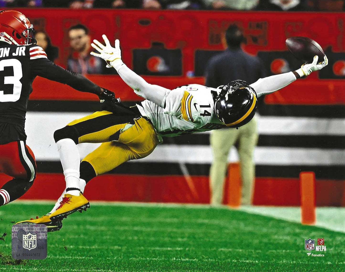 Pittsburgh Steelers George Pickens One Handed Catch During a Game vs The Cleveland Browns In 2022. 8x10 Photo Picture
