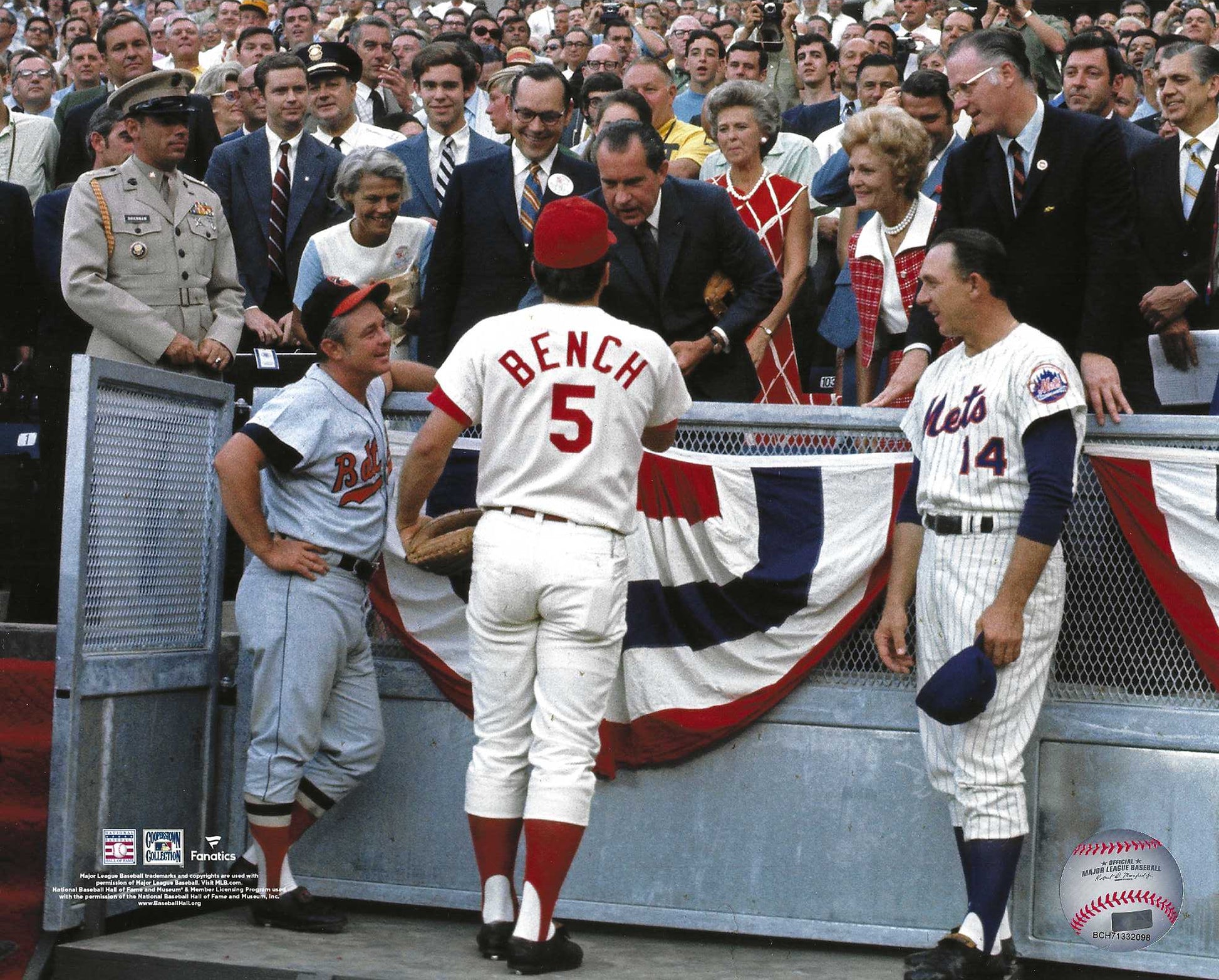 Cincinnati Reds legend Johnny Bench shaking hands with President Richard Nixon along with fellow MLB stars Gil Hodges and Earl Weaver, 8x10 Photo Picture