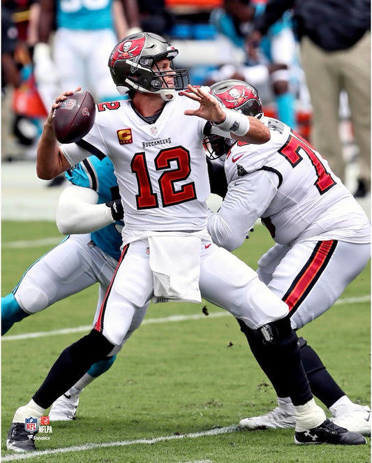 The Tampa Bay Bucceneers Tom Brady Action 8x10 Photo