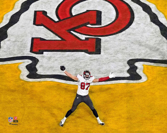 The Tampa Bay Buccaneers Rob Gronkowski In The End Zone  During S.B. LV 8x10 Photo