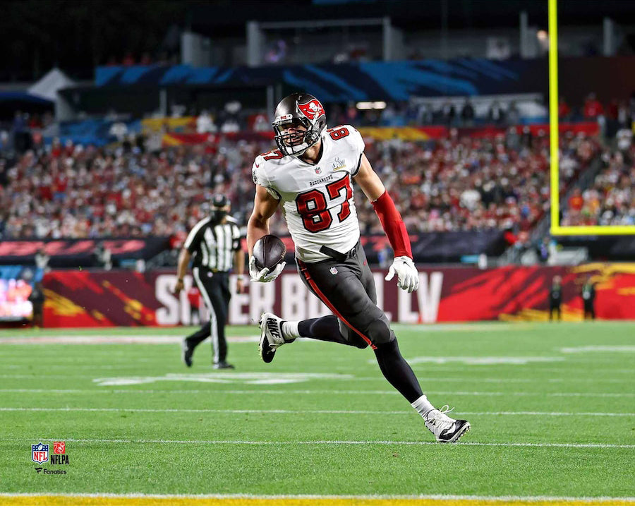 The Tampa Bay Buccaneers Rob Gronkowski Runs Into The End Zone During S.B. LV 8x10 Photo