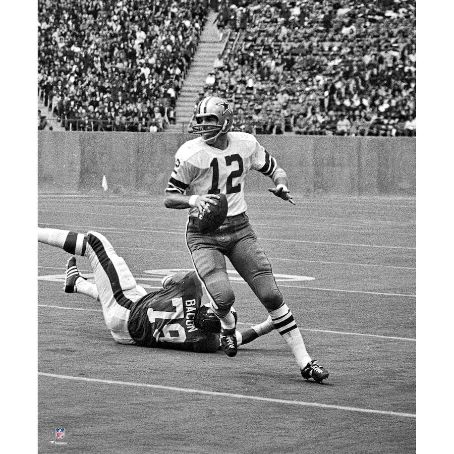 Dallas Cowboys Roger Staubach Drops Back To Pass, Black & White 8x10 Action Photo Picture